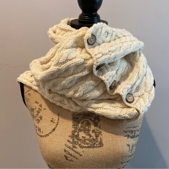 CARRAIG DONN Aran Irish Merino Wool Buttoned Infinity Scarf - Picture 3 of 7